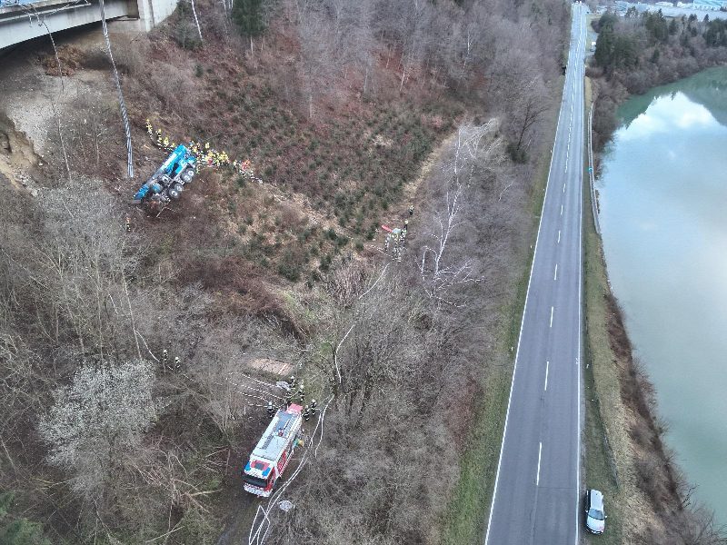 Kranwagen stürzt von Autobahnbrücke und brennt. (Bild 4)